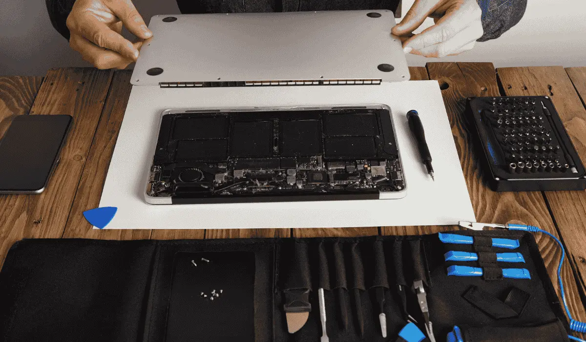 Replacing a laptop battery step by step – guide on how to replace a laptop battery safely